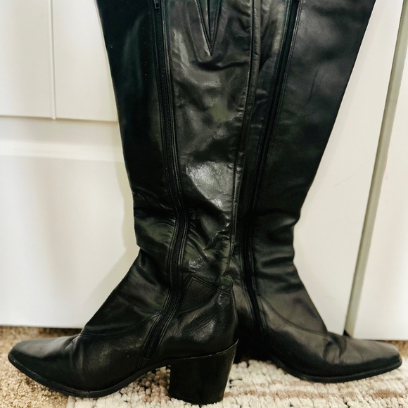 BCBG Max Azria Black Tall Leather Boots – Size 8 - Picture 2 of 5